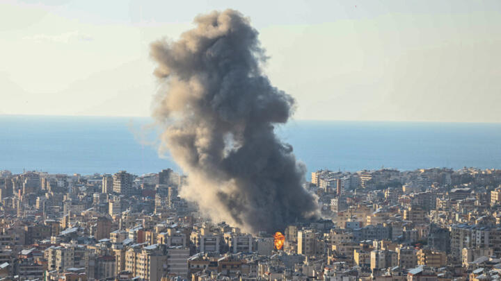 Des panaches de fumée s'élèvent après les bombardements israéliens sur la banlieue sud de Beyrouth (Liban), le 2 mars 2026.