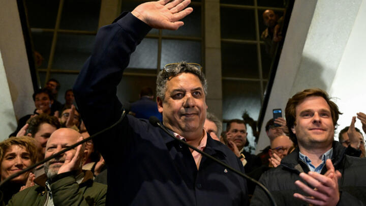 Biarritz' Independant mayoral candidate Serge Blanco (C) waves as he celebrates after winning during a party rally following the results of the second round of France's 2026 municipal elections