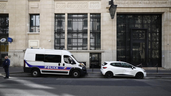 French police foiled an apparent bomb attack outside the US bank in Paris.