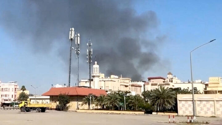 El humo se eleva desde una zona cercana a la embajada de Estados Unidos tras un ataque, en medio del conflicto entre Estados Unidos e Israel con Irán, en Bayan, Kuwait, el 2 de marzo de 2026, en esta captura de pantalla de un video.