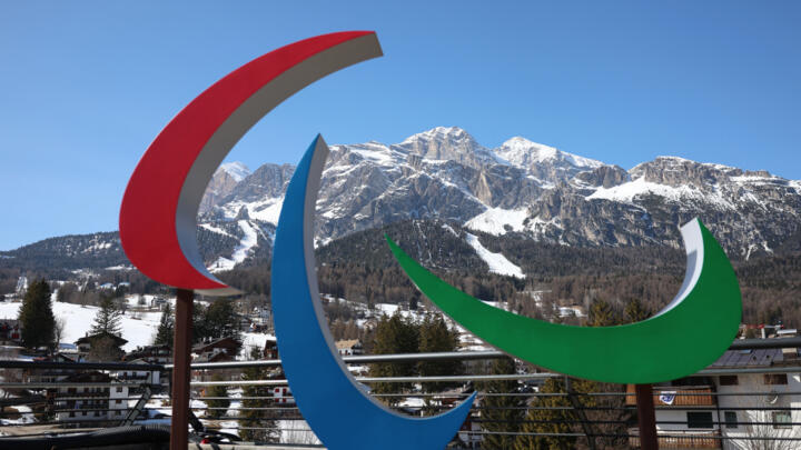 Vue générale du logo paralympique à Cortina d'Ampezzo.