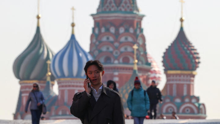 Un hombre habla por teléfono mientras camina por la Plaza Roja, cerca de la Catedral de San Basilio, en el centro de Moscú, Rusia, el 16 de marzo de 2026.