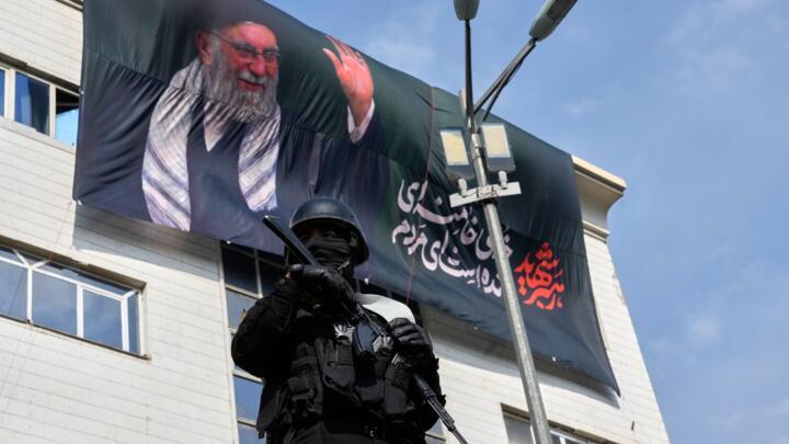 Un agent de sécurité monte la garde lors d'une manifestation en faveur de la nomination de Mojtaba Khamenei comme successeur du guide suprême, à Téhéran.